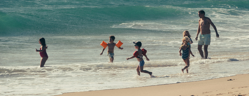 Famille s'amuse au bord de la mer