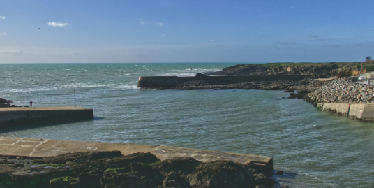 Maison a vendre en bord de mer, plage et rochers