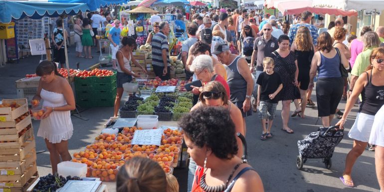 0042 marché tous les jours en été