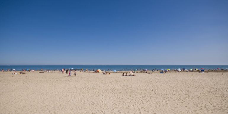 0083 plage large de sable fin